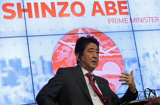 安倍晋三简历:日改姓名外语顺序:“安倍晋三”不是“晋三安倍” 2016年11月,安倍在纽约出席路透新闻工作者对话会。背景板以“名前姓后”的方式打出了“Shinzo Abe”(视觉中国 图)