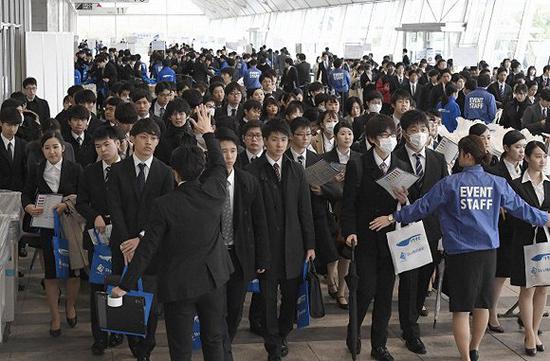 2019年3月求职季，出席企业说明会的日本学生。来源：《每日新闻》