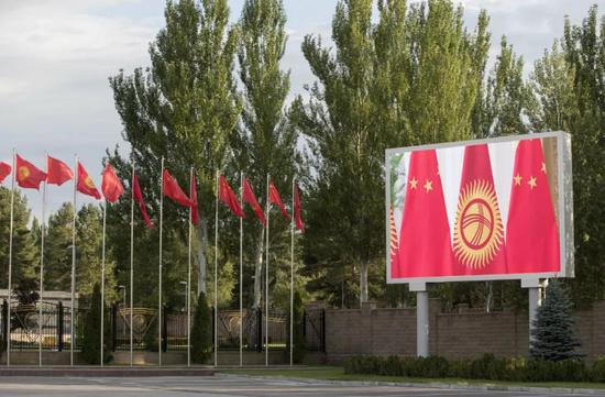 机场停机坪旁的大屏幕上循环播放两国领导人此前会面的视频。在比什凯克街头所有大屏幕上，也都在播放相同的画面。新华社记者 费茂华 摄