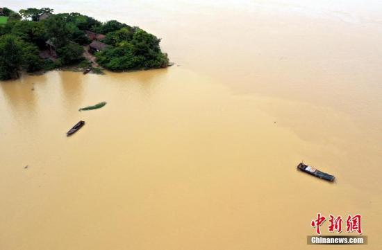 　7月12日，航拍南昌县泾口乡金溪湖，因上游抚河洪水汇入湖泊导致水位上涨，湖畔数幢房屋被洪水围困。王昊阳 摄