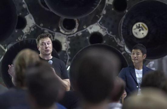 2018年9月17日，美国太空探索技术公司首席执行官马斯克（左）公布该公司第一位绕月飞行的私人游客身份：日本企业家前泽友作（右）。法新社