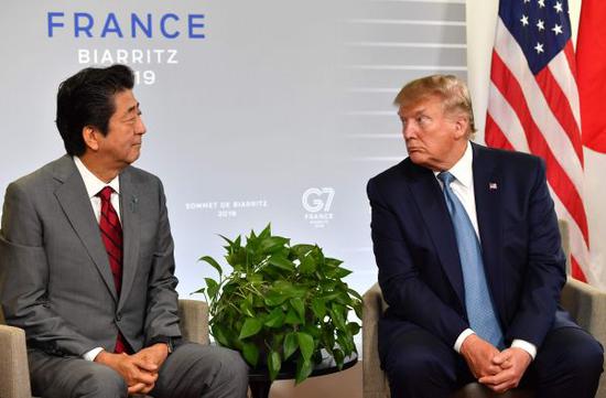 8月25日，日本首相安倍晋三（左） 与美国总统特朗普在G7峰会的间隙举行了双边会谈。（法新社）