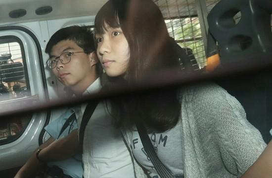 图为8月30日周庭（右）被押往香港湾仔警察总部