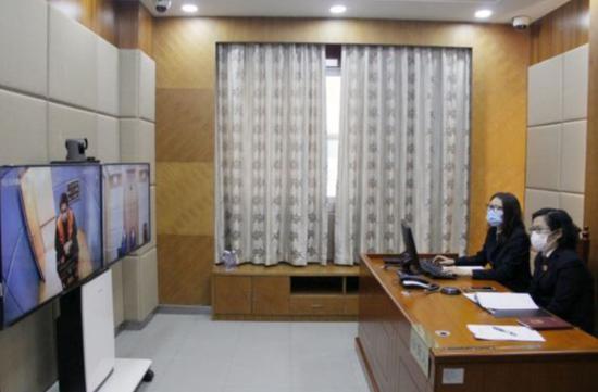 检察官对涂某进行远程视频谈话