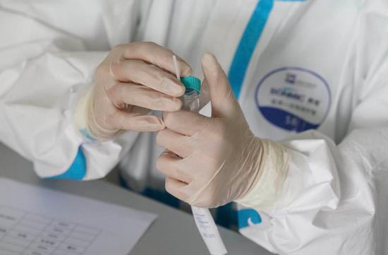 全程直击核酸检测现场：一两分钟采样，一天内