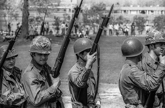 1970年5月4日,美国俄亥俄州,国民警卫队准备驱散肯特大学抗议学生。