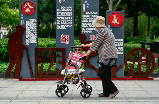 2020年8月20日，市民走过天津市津南区海河故道公园民法典主题长廊一角。