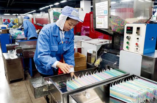  2020年12月22日，浙江义乌市一家企业生产新研发、可食用的淀粉吸管。图/IC