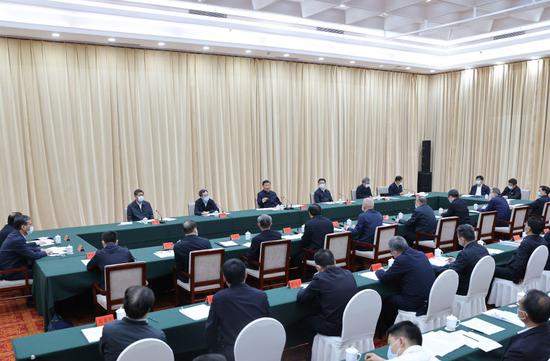 ↑这是14日上午,习近平在南阳市主持召开推进南水北调后续工程高质量发展座谈会并发表重要讲话。