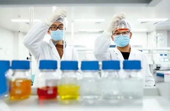 ▲ 2020年12月23日，科兴中维的工作人员在新冠灭活疫苗质检实验室内进行检验 张玉薇摄/本刊