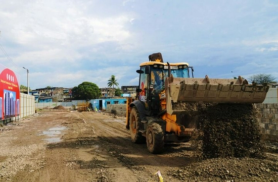 在斯里兰卡科伦坡，挖掘机在保障房项目现场进行施工（1月14日摄）。由中国企业承建的亚洲基础设施投资银行（亚投行）在斯里兰卡的首个保障房项目2020年11月3日在科伦坡北部郊区破土动工。新华社记者 唐璐 摄