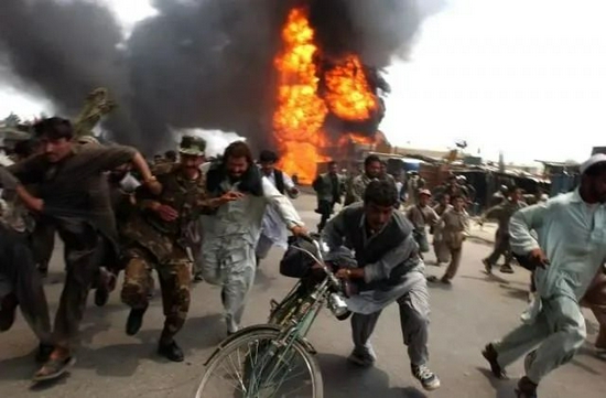 2003年6月，民众逃离喀布尔一处爆炸现场。图源：新华社