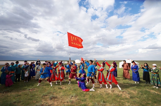 内蒙古苏尼特右旗乌兰牧骑队员到牧区演出（2018年8月22日摄）。新华社发（东哈达摄）
