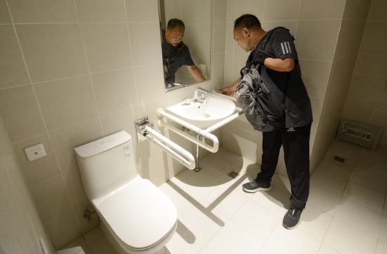 图为无障碍专家在北京延庆赛区冬奥村检查室内卫生间无障碍设施（2021年7月15日摄）。新华社记者 李欣 摄