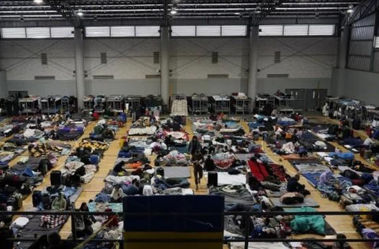  ·&nbsp;乌克兰难民持续抵达美墨边境城市等待救援。