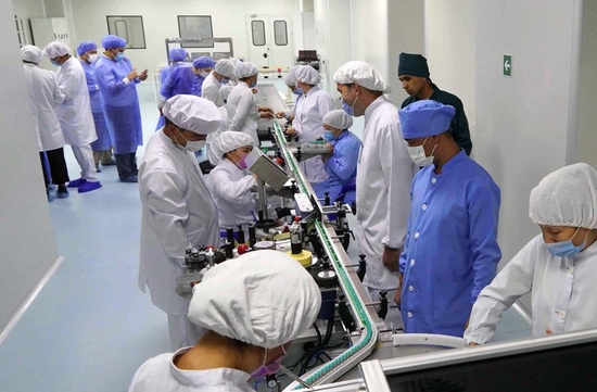 在乌兹别克斯坦制药企业祖拉贝克实验室有限公司，工作人员在由中国科学院微生物研究所和安徽智飞龙科马生物制药有限公司共同研发的新冠重组蛋白疫苗生产线上工作（2021年9月5日摄）。