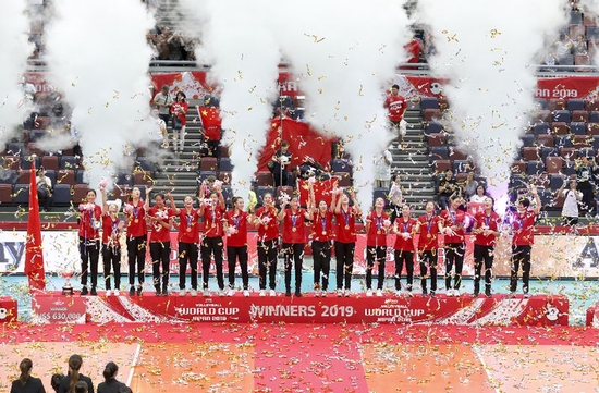 2019年9月29日，第十三届女排世界杯颁奖仪式在日本大阪举行，中国队在本届比赛中以十一连胜的战绩夺得了冠军。新华社记者 杜潇逸 摄