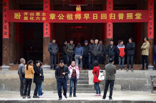 2015年3月24日,福建省大田縣陽春村村民聚集在供奉“肉身坐佛”章公祖師的普照堂周圍。新華社記者姜克紅攝