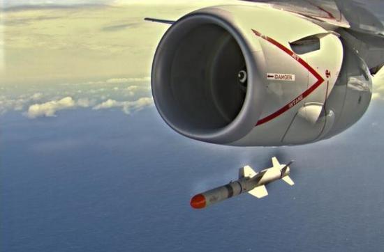  图为澳军P-8A 巡逻机试射导弹的场景（韩媒Heraldcorp网站）