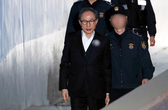 1月2日，李明博出庭受审。（《韩民族日报》）