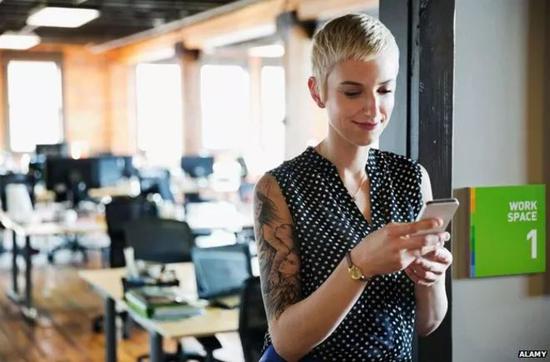 图 via bbc;职场中的人露出花臂,你觉得可以接受吗?