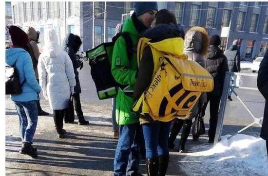 delivery club（绿衣）与Yandex（黄衣）快递员情侣亲吻图片来源：VK