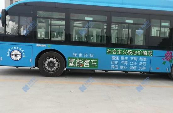 “青年牌”氢能源公交车  图片来源：每经记者 吴治邦 摄