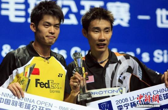  图为2008年11月，中国羽毛球公开赛男子单打决赛，林丹战胜李宗伟获得冠军。 中新社记者 汤彦俊 摄