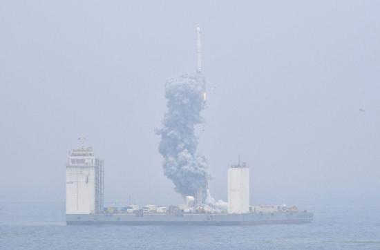6月5日12时6分，我国在黄海海域用长征十一号海射运载火箭，将技术试验卫星捕风一号A、B星及五颗商业卫星顺利送入预定轨道，试验取得成功。这是我国首次在海上实施运载火箭发射技术试验。 新华社记者 朱峥 摄