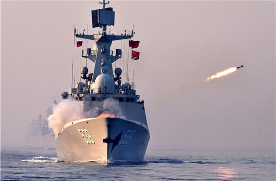 中俄“海上联合-2019”军事演习中，一艘中国海军导弹护卫舰在联合反潜课目中实施火箭深弹发射（5月3日摄）。新华社记者 李紫恒 摄