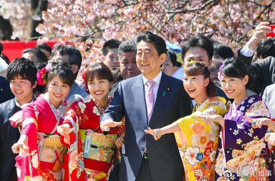安倍公款招待黑社会?当事人再补一刀
