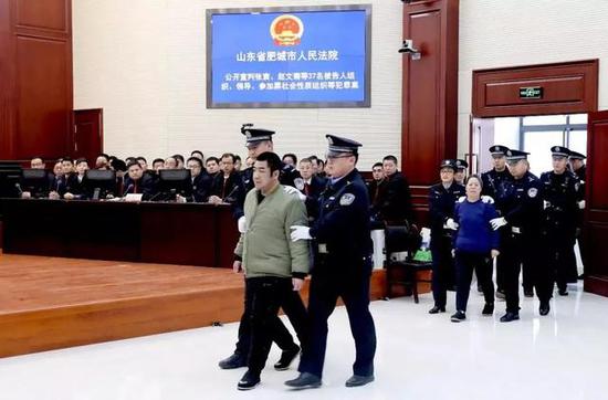 黑老大当了＂劳模＂后 曾在获奖当晚殴打专职摄