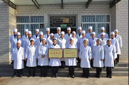  建水监狱医院医疗团队合影图 王国锋/摄