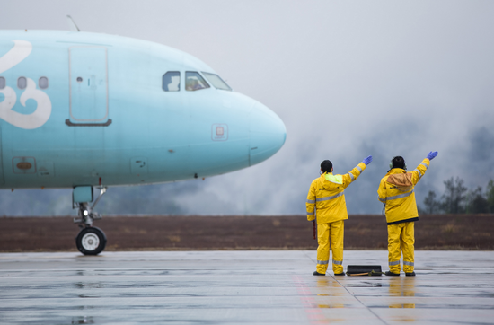 3月29日,湖北十堰武当山机场地勤人员指挥一架客机出港准备起飞