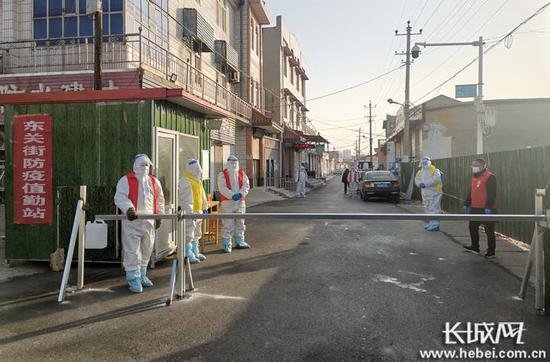 南宫市东关街防疫值勤站加强社区防控。 南宫市融媒体中心供图