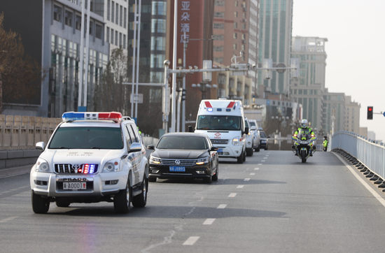 河北警车护送 只进不出 的石家庄 一辆救护车开进北京 手机新浪网