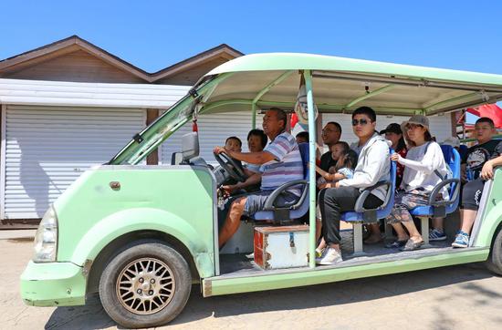 在西柏坡，村民驾驶电动车带领乘客观光游览（2019年8月16日摄）。新华社记者杨世尧摄