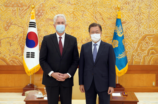 10月15日，韩国总统文在寅与CIA局长在青瓦台会面。