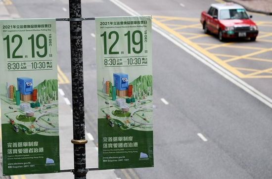12月19日拍摄的香港街头的海报.(新华社记者李钢摄)