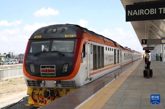 2021年11月17日，由蒙巴萨始发的蒙内铁路客运列车驶入肯尼亚内罗毕站。蒙内铁路连接东非第一大港口蒙巴萨和肯首都内罗毕，于2017年5月31日开通。新华社记者 董江辉 摄