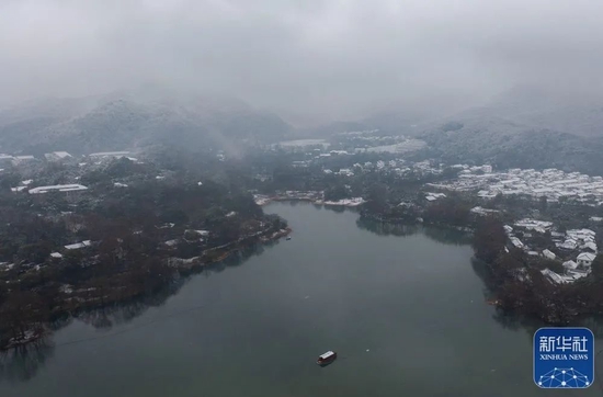  被白雪覆盖的西湖景区（1月29日摄，无人机照片）。