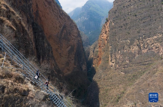 四川省凉山彝族自治州昭觉县支尔莫乡“悬崖村”——阿土列尔村高山区的31户贫困户搬迁至位于昭觉县易地扶贫搬迁县城集中安置点的新家（2020年5月13日摄，无人机照片）。走下钢梯，走上楼梯，他们的居住条件实现历史性改变。 新华社记者 江宏景 摄