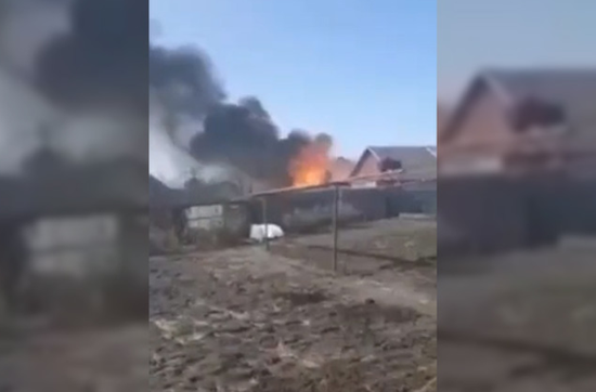 俄罗斯边境村庄遭乌军炮击致7伤：建筑起火 黑烟滚滚