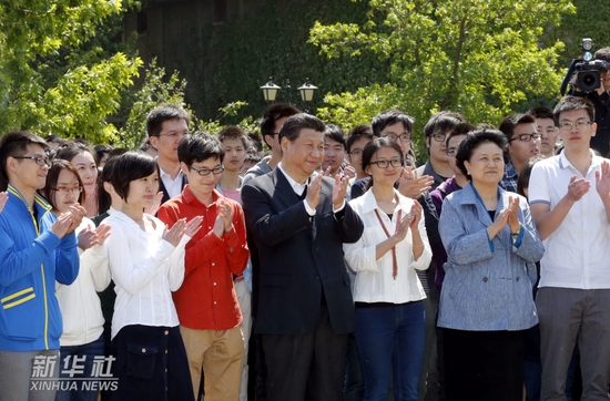 ↑2014年5月4日，习近平在北京大学考察。这是习近平在校园观看北大师生纪念五四运动95周年青春诗会。