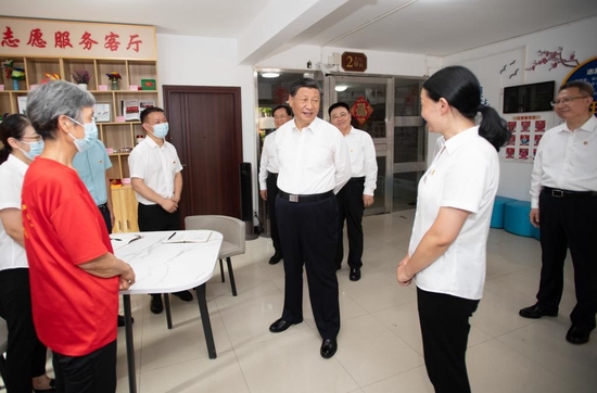 6月28日,习近平总书记在东湖高新区左岭街道智苑社区志愿服务客厅,向社区工作者、下沉党员干部、志愿者了解基层疫情联防联控机制运行情况。新华社记者 谢环驰 摄