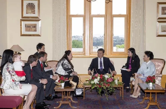 2014年11月18日，国家主席习近平在澳大利亚塔斯马尼亚州参观访问。图为习近平看望已故塔斯马尼亚州前州长培根的家人。 新华社记者 丁林 摄
