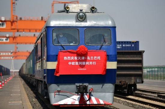 2020年5月20日,在中铁天津集装箱中心站,X9202次中欧班列准备发车。新华社记者 李然 摄