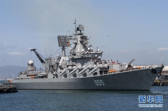 2019年11月24日，在南非开普敦港码头，俄海军“乌斯季诺夫元帅”号巡洋舰驶入港 图：新华网