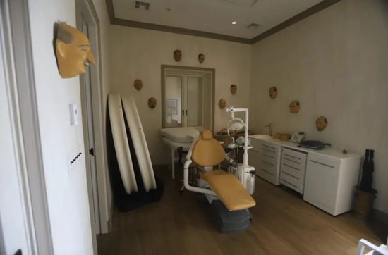 美议员首次公开爱泼斯坦“萝莉岛”照片及视频：卧室墙面挂满面具，疑有一把牙科椅，黑板上写着“权力”和“欺骗”