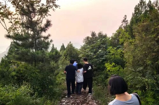 圖為民警進山搜尋藏匿黃金。